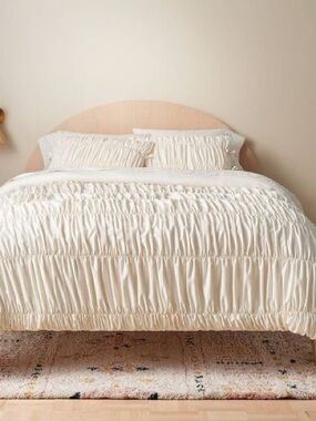 Room Essentials Ivory Ruched Comforter Full/Q No Pillow Shams New No packaging